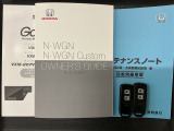 スマートキーは鍵をバッグに入れたままでもドアロックの開閉やエンジンのON・OFFができます。夜間や雨の日も鍵を探さなくて良いので便利です。