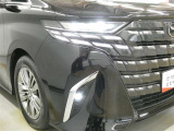 LEDヘッドライトです。デザイン性がよくとても明るいので、夜間の走行や悪天候でも安心です。しかも長寿命!