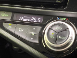 【オートエアコン】一度お好みの温度に設定すれば、車内の温度を検知し風量や温度を自動で調整。暑い&hellip;寒い&hellip;と何度もスイッチ操作をする必要はありません。快適な車内空間には必須の機能ですね♪