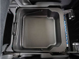 濡れた荷物も載せられる助手席アンダートレー搭載。
