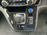 電子パーキングブレーキです。オートホールド機能付なので信号待ちも楽々です。