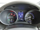 運転に役立つ情報を分かりやすく表示するマルチインフォメーションディスプレイを中央に配したとても見やすいメーター