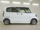 リアには左右スライドドアを採用。狭い駐車場でも開閉しやすく、強風の日でもドアが煽られにくくなっております。小さなお子さまやご年配の方も安心して乗り降りできます。