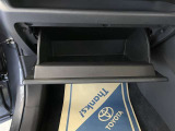 【グローブボックス 】車検証や取扱説明書などの書類を収納するスペースです(^^)