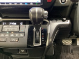 CVT車のセレクトレバーです。低速から高速まで、変速ショックのないスムーズな走りを実現するとともに、エンジン効率のよい領域を維持することで燃費にも貢献します。
