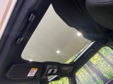 【ガラスルーフ】ガラスルーフ搭載で車内の解放感が一気にアップ!開放的なドライブをお楽しみいただけます。