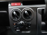 使いやすいマニュアルエアコンは簡単な操作で車内を快適にしてくれます☆