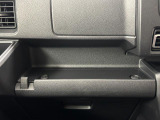 助手席側のインパネは多機能!間口の広くて使いやすいトレイや何かと工具や買い物袋を掛けれる便利なフック付き!