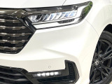 【LEDヘッドライト】悪天候や夜間走行時も良好な視界を確保し安心して運転できる高輝度LEDヘッドライトを装備!点灯速度が早く、消費電力も抑えられています。