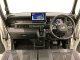 車内は光触媒抗菌消臭施工済です。スタイリッシュなデザインでスポーティなインパネ周りを演出します。グローブボックスやカップホルダーのほかにトレーなどたくさんの収納スペースが付いています。