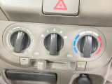 寒い冬も暑い夏も全席に快適な空調を届けてくれる、ダイヤル式エアコンを装備♪
