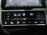 運転席からも手が届きやすく、操作しやすい空調コントロールパネル。オートエアコンなので操作の煩わしさが無くオールシーズン快適にドライブできます。快適空間で運転に集中できますね。