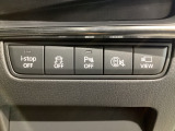 運転席脇のクラスタースイッチ部分にはカメラ切り替えスイッチ、パーキングセンサー、その他走行系スイッチを集中配置しております。