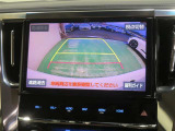 車両後方の映像を映すバックモニター。進路を確認しながら安全に車庫入れできます。
