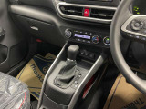 操作しやすいATシフトです♪シフトチェンジを気にしなくていいので運転だけに集中できますね!自然と手に届くところにある、手になじむ形状のシフトノブがいいですね♪