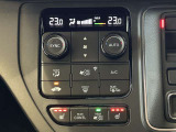 プラズマクラスター搭載フルオートエアコンディショナーとなっております。運転席と助手席でそれぞれで温度設定ができますので、快適にドライブをすることができます。