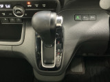 オートマチックシフトレバーは、手になじみ操作しやすい形状で安全運転にもつながります♪