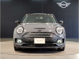MINIのフロントグリルのデザインはイギリスで生まれた当初から、シルバーのサイドバーが折り重なった伝統的なデザインで御座います。その伝統はBMWのお車になってからでも少しずつ形を変えて守られております