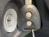 【キーレス】少し離れた場所からでもボタン一つでドアの開錠・施錠ができるのでとっても便利!ドアの鍵穴周りに傷をつけることもありません♪
