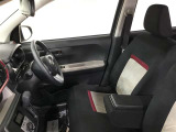 高いホールド性で運転姿勢が安定します。長距離ドライブでも疲れにくいのが魅力です。快適なドライビングライフをお送りください♪