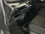グローブボックス周り 運転席から中に収納した物をすぐに取り出せて便利です。