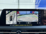 上空から見下ろしているかのような映像をディスプレイに映し出し、スムースな駐車をサポートします。画面は「トップビュー」のほか「サイドブラインドビュー」への切り換えが可能。ますます安心です