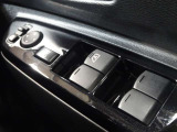 パワーウインドウスイッチ★電動格納機能付きで運転席からドアミラーの角度が調整可能です。電動格納機能付きです♪