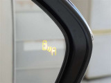ブラインドスポットモニター装備。隣車線を走る車両を検知。ドアミラーでは確認しにくい後方、側方エリアに存在する車両や急接近してくる車両も検知しドアミラーに搭載されたLEDインジケーターが点灯します。