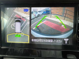 アラウンドビューモニター。上空から見下ろしているような映像で、スムースな駐車をサポートします。