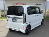 狭い駐車場でも、スライドドアならチャイルドシートへのお子さまの乗降や荷物の積載もスムーズ。とても便利な【両側電動スライドドア】ドアハンドを少し引くだけでリアドアが自動開閉します。