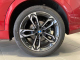 BMWの純正アロイホイールは軽量かつ強度にも優れているホイールで走行性能を引き上げる設計になっております。足元にもBMWは妥協がなくこだわっている個所になります。
