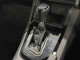 【フロアシフト】直感的な操作性や手に取りやすいレバー位置が特徴です。MTモードはエンジンブレーキやパワフルな加速を要する際など様々なケースで活躍。