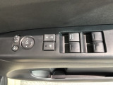 狭い駐車場で便利な電動格納ドアミラーが付いています。