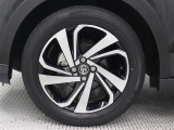 17インチアルミホイール(切削光輝+ブラック塗装)を装着しています。タイヤサイズ195/60R17