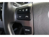 運転中に手を離さなくてもオーディオ操作やインフォメーションディスプレイ内の表示や安全装備の切替が出来るステアリングスイッチ付。走行中に視線を逸らさず出来る手元操作は安全運転につながります。