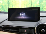 【8.8インチマツダコネクト】車内の雰囲気にマッチした大型のディスプレイ。スマホ接続でのナビ使用やBluetooth再生等、様々な機能が楽しめます。直感的なダイヤル操作が可能で、使い勝手も良好です。
