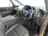 高級感のある美しいインテリアデザインの運転席です。