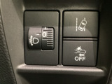 ハンドルの右側にはヘットライトリベライザーのスイッチがついています。ヘッドライトリベライザーは道路状況や積荷の加重に応じてライトの高さを調節できます。