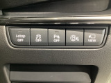 運転席脇のクラスタースイッチ部分にはカメラ切り替えスイッチ、パーキングセンサー、その他走行系スイッチを集中配置しております。