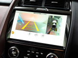 【3Dサラウンドカメラ】は狭い場所でも安心して駐車できるようにサポート。タッチスクリーンの表示と音で障害物との距離を確認できます。前後左右が確認できるので安心です。