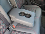 Audi正規ディーラーが高品質をお約束。高度な訓練・教育を受けたAudi専任メカニックが、100項目にもおよぶ精密な点検を実施いたします。すべてをクリアしたAudi車だけが、あなたのお手元に届けられるのです。