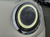 LEDヘッドライトは内側にあるため、前方に勢いを感じさせる鋭い顔つきになります。