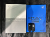 スマートキーは鍵をバッグに入れたままでもドアロックの開閉やエンジンのON・OFFができます。夜間や雨の日も鍵を探さなくて良いので便利です。