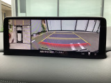 狭い場所での駐車やすれ違いなどでより的確な運転操作に役立つ360&deg;ビューモニターが装備されています。