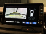 リバースギアに入れるだけで後方の表示へ切り替わります。夜間や雨の日の駐車も楽になりますよ。