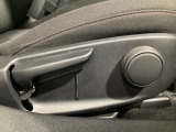 運転席にはドライバーの体型や好みに応じて前後方向だけでなく、高さの調整ができるシートリフターを装備!