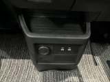 小物置きや、シガーソケットが前席中央にあり、便利に使えます☆