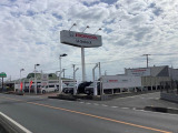 【お車の場合】・県道29号沿い、 サイゼリヤさんの隣です。 県道を挟んで新車店の「三郷中央店」があります。