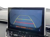 バックモニター付なので後退時に後方が見えるので安心。 車は構造上、死角がたくさんなので万が一を考えると必須ですね。 あくまで補助の為の装備、バックは目視で確認する事が重要ですよ。