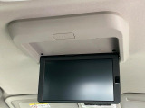 【フリップダウンモニター】大画面モニターで後席でもエンタメをお楽しみいただけます。小さなお子様にも大人気の装備です♪